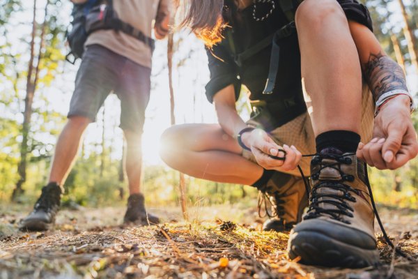 15 Rekomendasi Merk Sepatu Hiking Terbaik dan Nyaman untuk Menjelajah (2023)