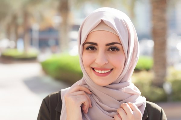 Top 15 Gifts to Give to an Indian Muslim Girl in 2020 and Tips on How to Choose a Gift for Her