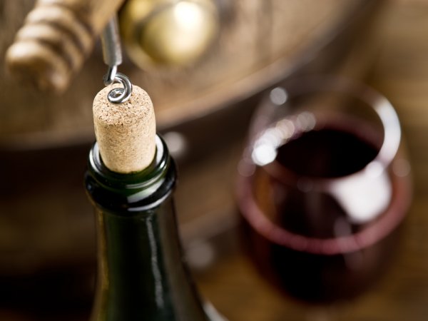 Tổng hợp 7+ cách mở rượu vang siêu đơn giản và cách bảo quản rượu vang sau khi mở nắp (năm 2023)