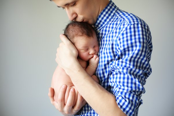 The New Daddy Guide and 10 Helpful Gifts for Husband When Baby is Born