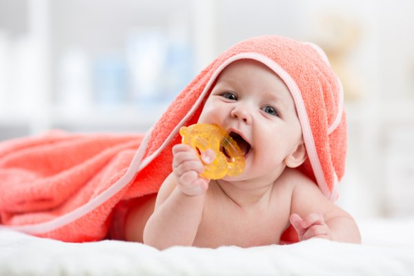 10 Rekomendasi Gigitan Bayi yang Cepat Membantu Pertumbuhan Gigi Buah Hati Anda