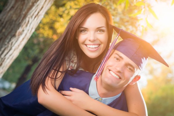 Congratulate Your Husband On His Graduation with More Than Just Words: 10 Graduation Gifts for Hubby That Will Send Him Over the Moon (2019)