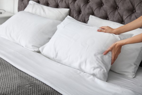 15 Rekomendasi Bantal dan Guling Berkualitas untuk Meningkatkan Kualitas Tidur (2023)