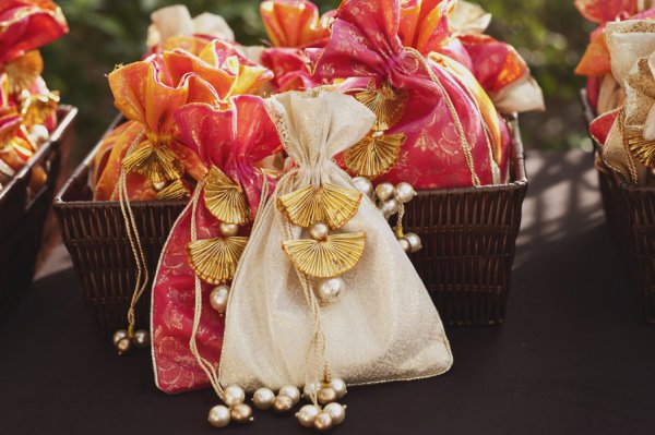 10 Gift Bags for Weddings: Kick Off Your Weeding By Greeting Arriving Guests with Cheerful and Sparkly Wedding Bags (2018)