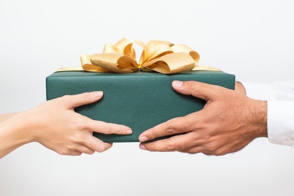 Looking to Score Some Brownie Points with the Boss? Our 10 Corporate Gift Ideas Will Help You Pick Out the Perfect Gift for Your Boss (2019)