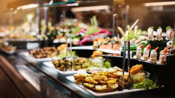Melahap Kenikmatan Kuliner di Jakarta: 15 Restoran Buffet yang Wajib Dicoba! (2023)