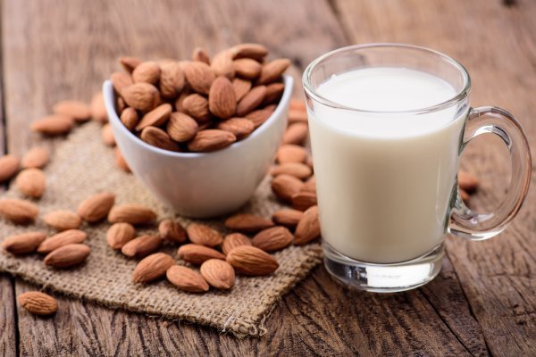 10 Rekomendasi Susu Almond Lezat dan Sehat Buat Para Vegan (2023)