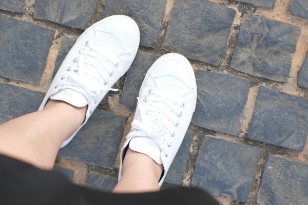 Biar Nggak Ketinggalan Mode, 22 Sepatu Putih Ini Boleh Jadi Pilihan Terkini!