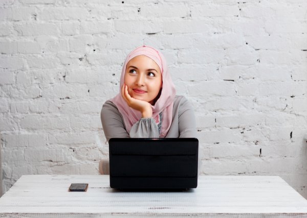 Cantik dan Elegan dengan 10 Rekomendasi Hijab untuk Melengkapi Outfit ke Kantor agar selalu Tampil Segar