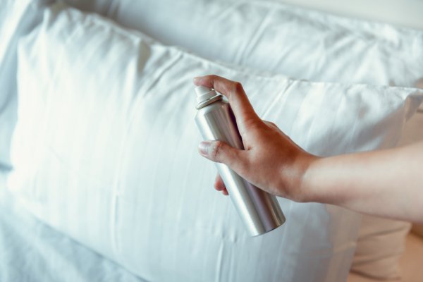13 Rekomendasi Linen Spray dengan Wangi Menenangkan di Ruangan Setiap Rumah (2023)
