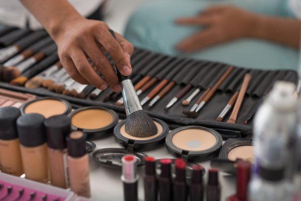 Tak Perlu Bingung, Ini 10 Rekomendasi Alat Make Up dan Brush Paling Sering Digunakan Pemula! (2023)