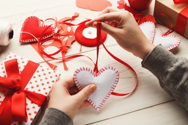 Mách bạn 10 cách làm quà handmade 14/2 siêu ý nghĩa dành cho một nửa yêu thương (năm 2023)