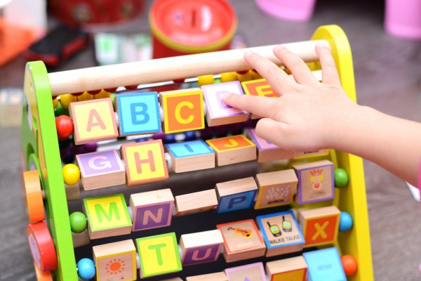 10 Rekomendasi Mainan Anak Interaktif dan Edukatif untuk Usia 2 Tahun (2023)