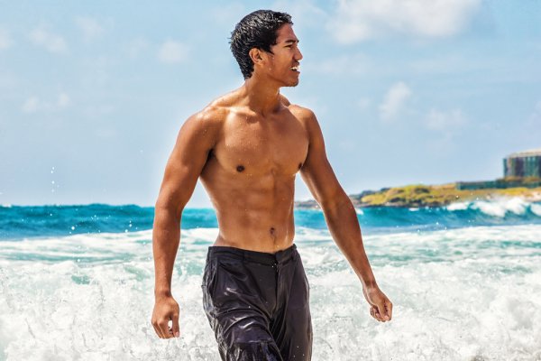 6 Celana Hawai untuk Bersantai di Pantai yang Cocok buat Pria dan Wanita