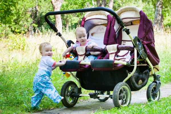 10 Rekomendasi Stroller Bayi Kembar yang Cocok Untuk Jalan-Jalan (2023)