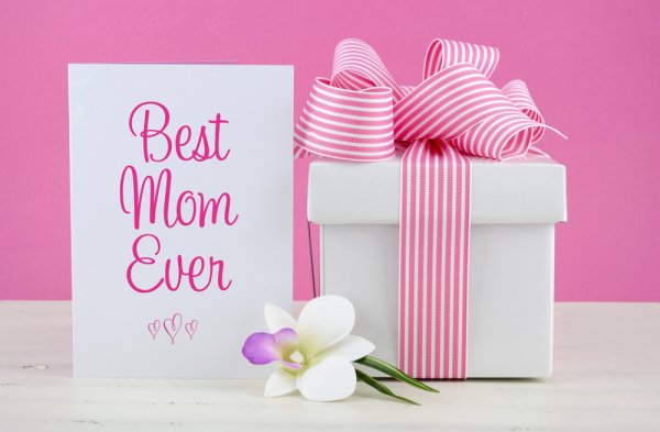 Mom Deserves the Best, So Why Look Elsewhere When We Have the 10 Best Mother's Day Gifts Right Here. Also Read Our Heart Warming Ideas on How to Pamper Her Through the Day (2019)