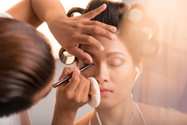 15 Rekomendasi Eyeliner Terbaik Bikin Makeup Tahan Lama (2023)