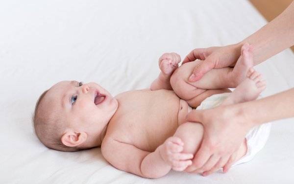 Berikan Pijatan Lembut pada Bayi yang Mulai Responsif dengan 10 Rekomendasi Produk Perawatan Bayi 6 Minggu yang Aman Berikut Ini!