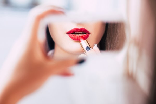 Ketahui Tren Warna Lipstik Favorit Tahun Ini dan 10 Rekomendasi Lipstik yang Membuat Bibir Tampak Merona
