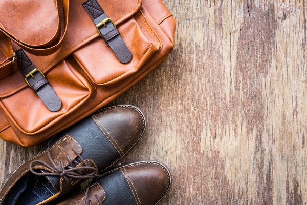 おしゃれでシンプルなメンズショルダーバッグブランド12選 22年最新版 ベストプレゼントガイド