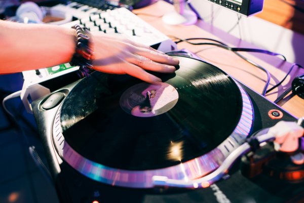 Ingin Berkarier Jadi DJ? Ini Dia 10 Rekomendasi Alat DJ untuk Pemula dan Tips buatmu (2023)