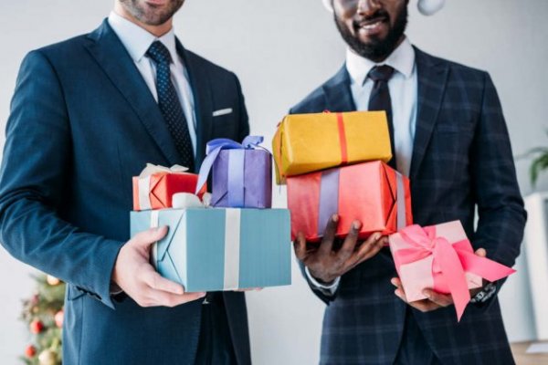 10 Corporate Giveaway Ideas to Make Your Next Event a Roaring Success + Why They are so Important to Begin With (2019)