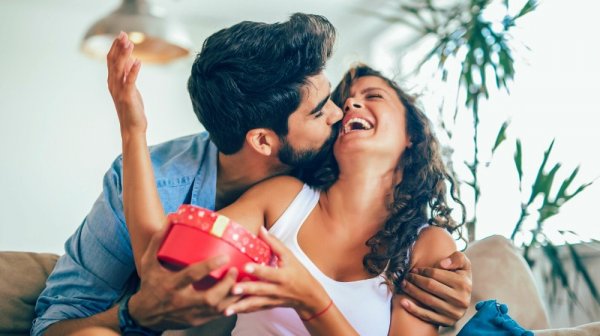 प्यार से होने वाले पति की मन की बात समझने कि कोशिश करें : यहां आपकी सगाई पर मंगेतर के लिए 10 सर्वश्रेष्ठ और रोमांस को जीवित रखने वाले उपहारों की सूचि है।(2020)