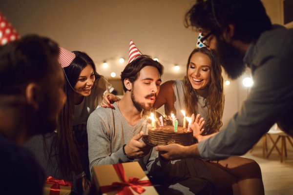10 quà tặng sinh nhật dưới 200k cho nam giới độc đáo và mang đến bất ngờ cho đối phương (năm 2022)