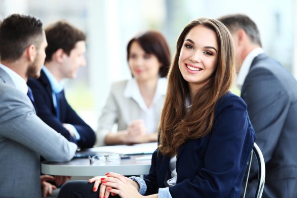 Kesalahan Fashion Formal yang Sering Dilakukan dan 11+ Rekomendasi Baju ke Kantor yang Stylish untuk Pria dan Wanita Profesional