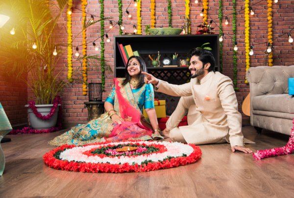 Festivals Can Be a Great Time to Make Your Partner Feel Appreciated: 9 Amazing Onam Gifts for Your Husband (2019)