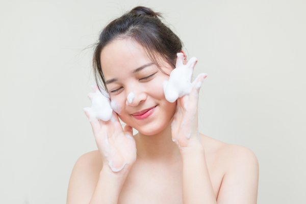 15 Rekomendasi Face Wash Kulit Sensitif Berjerawat untuk Remaja! (2023)