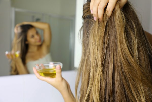 10 Rekomendasi Minyak Zaitun untuk Membuat Rambut Lebih Sehat! (2023)
