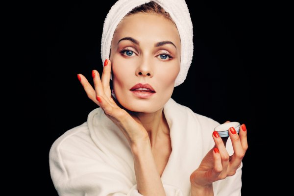 Jaga Kecantikan Kulitmu dengan 10 Rekomendasi Krim Anti-Aging yang Membuat Kulit Wajah Awet Muda bagi Wanita Usia 40 Tahun ke Atas