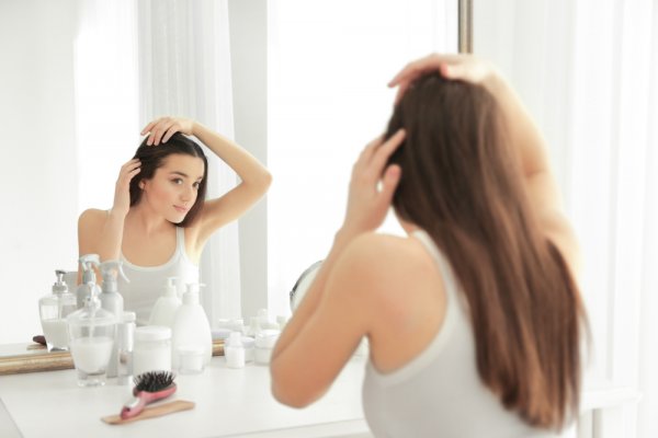 7 Tips Bikin Rambut Tipis Jadi Lebih Tebal dan Sehat Lengkap dengan 9 Rekomendasi Produk Terbaiknya untukmu (2023)