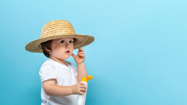 10 Rekomendasi Sunblock Bayi yang Aman Untuk Kulit Sensitif Si Kecil (2022)