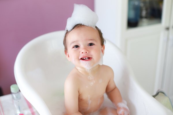 15 Rekomendasi Shampo Bayi Terbaik untuk Dapatkan Rambut Tumbuh Lebat dan Sehat (2023)