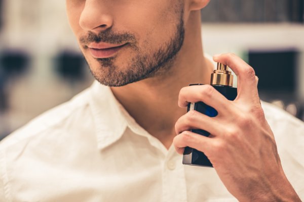 15 Rekomendasi Parfum Pria Tahan Lama yang Dapat Meningkatkan Percaya Diri (2023)