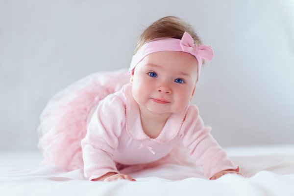 15 Rekomendasi Baju Bayi Perempuan yang Membuat Buah Hati Tampil Cantik (2023)
