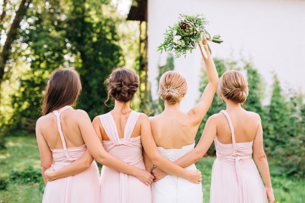 15 Rekomendasi Dress Bridesmaid yang Anggun dan Memukau untuk Pernikahan Impian Anda (2023)