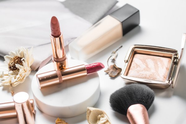11 Rekomendasi Produk Makeup L'Oreal untuk Riasan Sempurna dan Tahan Lama (2023)
