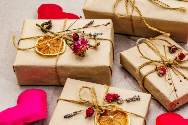 Gợi ý 10 món quà 8-3 handmade đầy ý nghĩa tặng bạn gái (năm 2022)