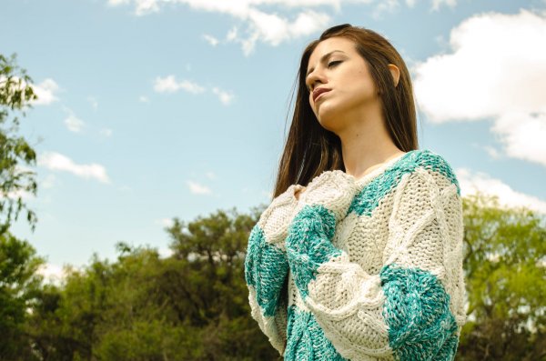 Menyambut Datangnya Musim Hujan, 9 Rekomendasi Sweater Wanita Terbaru Ini akan Membuatmu Tetap Hangat (2023)