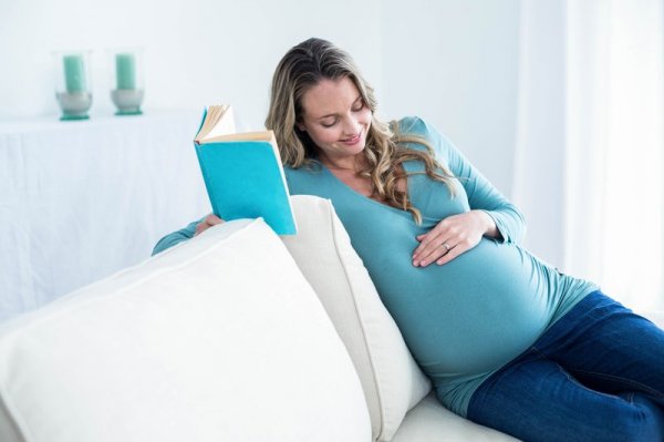क्या आप अपनी गर्भावस्था के दौरान पढ़ने के लिए कोई भी किताब उठा ली  हैं(2020)?10 सबसे ज्यादा फायदेमंद किताबों का वर्णन जो गर्भावस्था के दौरान पढ़ने लायक है।