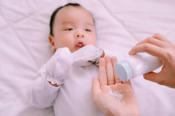 Bayi Punya Kulit yang Sensitif, Gunakan 10 Rekomendasi Bedak Gatal Bayi Terbaik di 2020 