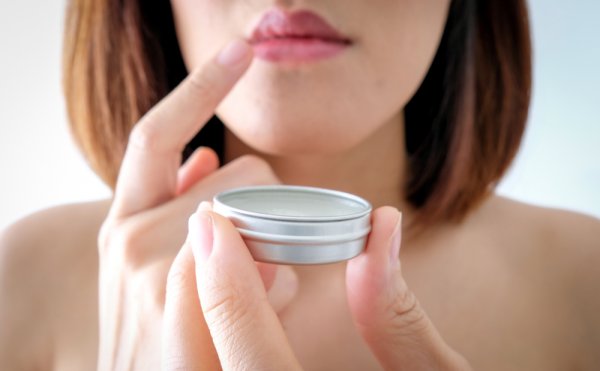 Bibirmu Kering dan Pecah-pecah? 8 Rekomendasi Lip Balm Impor Ini Bisa Mengatasinya (2023)