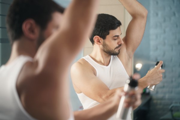 Mantap, Inilah 15 Rekomendasi Deodorant Spray Pria yang Aman di Kemeja! (2023)