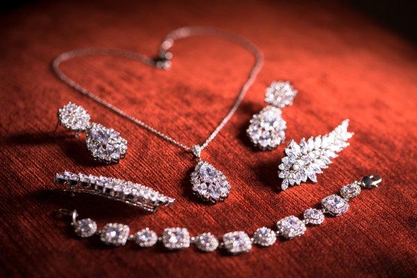 Hiểu rõ kim cương và hột xoàn giống hay khác nhau giúp bạn lựa chọn món trang sức tốt nhất