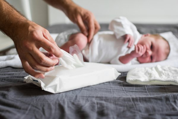 10 Rekomendasi Tisu Kering untuk Bayi yang Lembut dan Aman (2022)