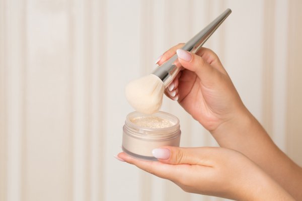 10 Rekomendasi Setting Powder agar Base Makeup Tak Mudah Geser (2023)