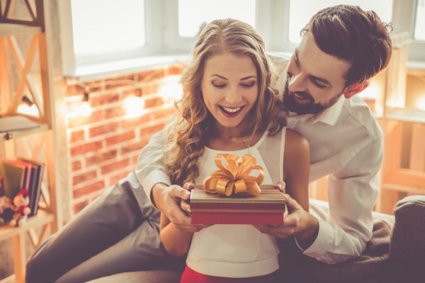 अगर आप अपनी पत्नी को उपहार देना चाहते हैं तो इस लेख में दिए गए दस उपहार व विचारों की सहायता जरूर लें (2019)। इन सभी उपहारों में आपकी पत्नी के दिल को पिंघलाने की क्षमता है।
